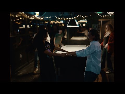 Gwyn Love - ur gf kisses me (Official Video)