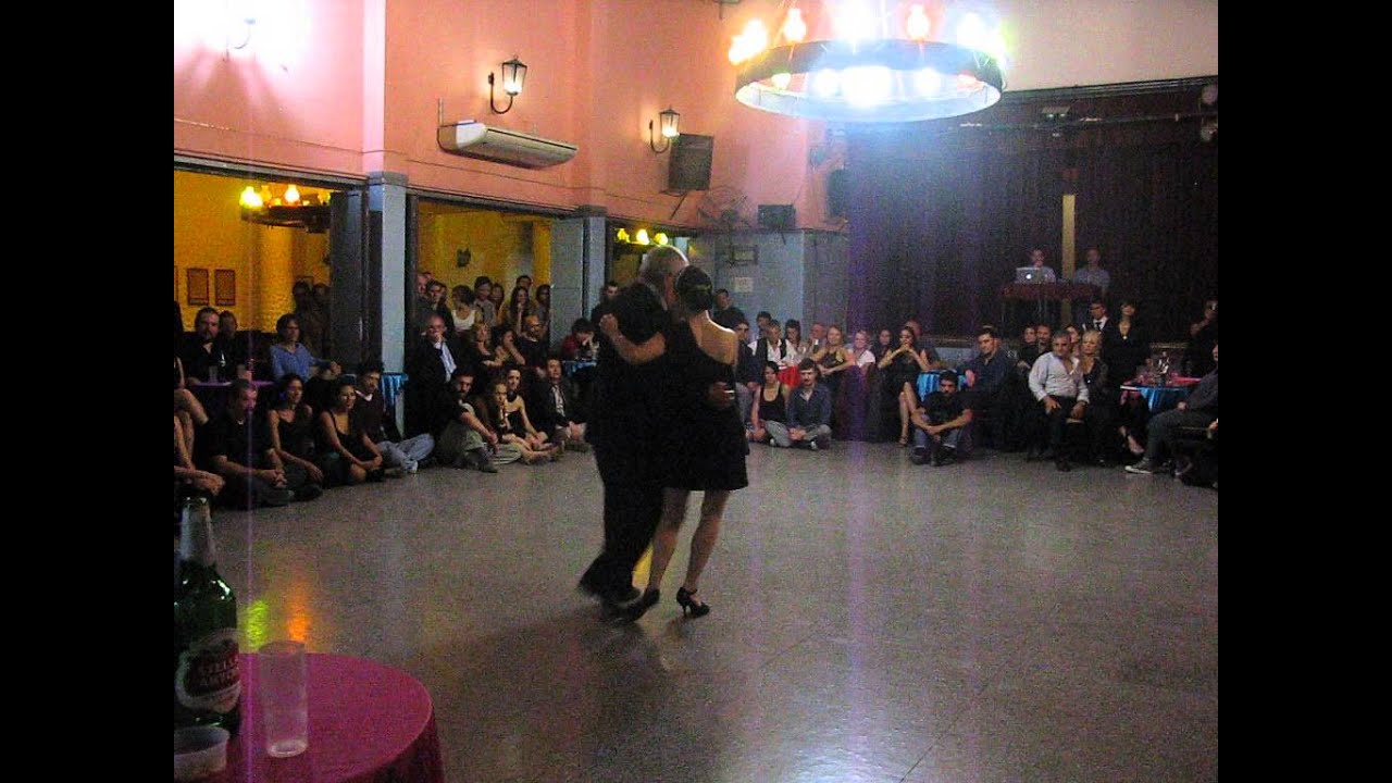 El Maestro RAÚL BRAVO acompañado por su alumna DIANA BALDO en Viva La Pepa Milonga