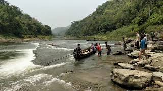 preview picture of video 'Boat at the strong water current'