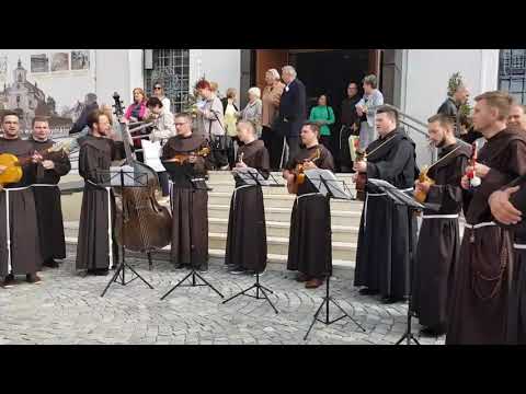 Pogledajte kako fratri u sav glas pjevaju poznatu Škorinu pjesmu 'Ne dirajte mi ravnicu'!