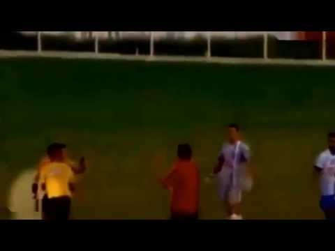 حكم غاضب بالبرازيل يشهر مسدساً بعد بطاقة حمراء