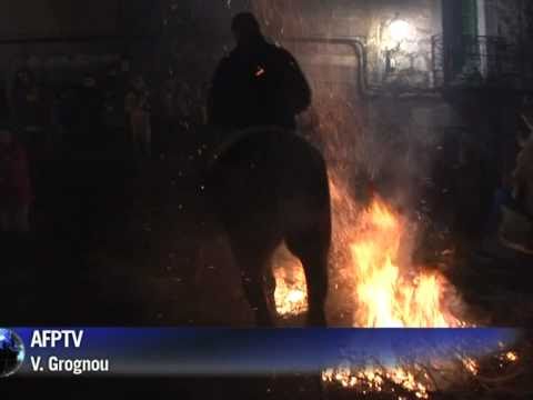 Ritt durch die Flammen: Feuerweihe für Pferde in Spanien