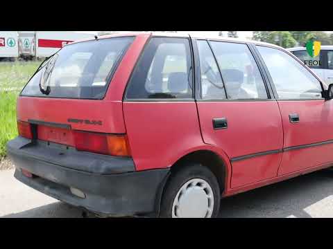 Roncsautó rontja a képet a velencei parkolóban