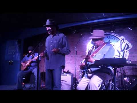 Buddy Guy gets up to sing with Jimmy Burns on jam night