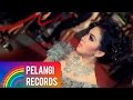 Syahrini - Aku Tak Biasa (Official Music Video)