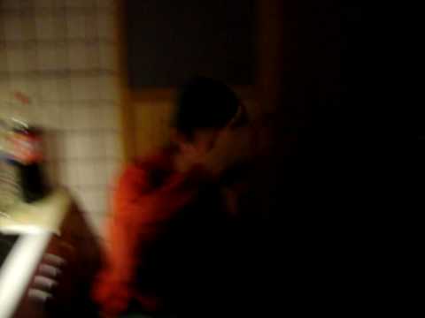 Fredrik Wallin slår en stekpanna i huvudet på Erik Kvist flera ggr