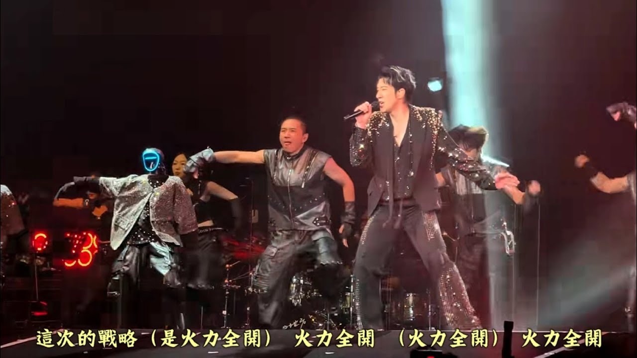 驚訝的不只機器人能伴舞，竟還會前空翻，王力宏在成都 Live 演唱會，演唱“火力全開” 