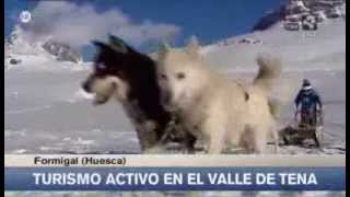 preview picture of video 'Mushing y Motos de nieve en el Valle de Tena | Marta López | Aragón en abierto'