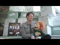 Juf Sandra gaat het boek Meneertje Meer voorlezen bij Omroep Flevoland