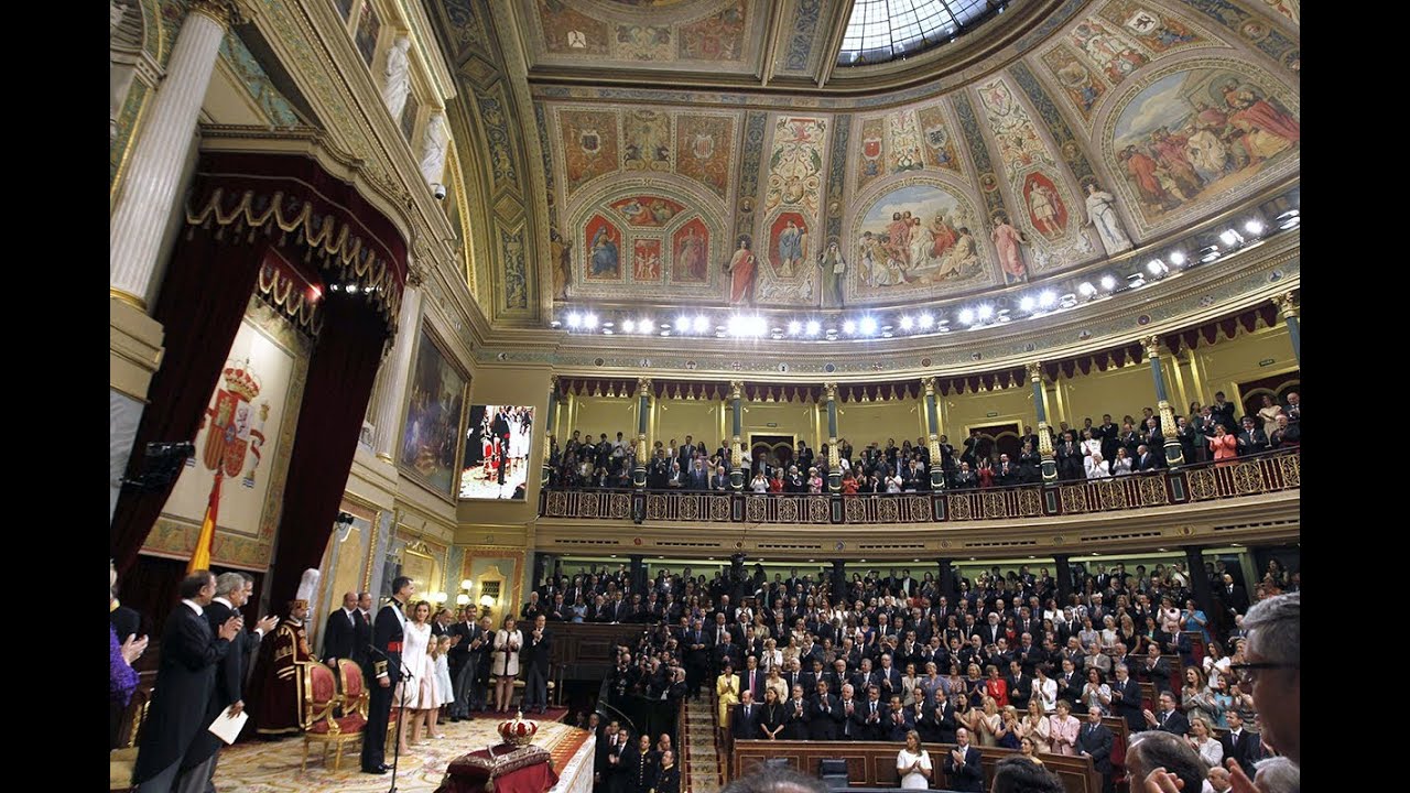 El Congreso recibe con una ovación a los reyes a su llegada al hemiciclo