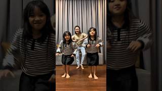 Download lagu NGAPAIN REPOT DANCE with ONTY FELI🔥🔥 #kembar #jogetviral #trends #dance #shorts mp3