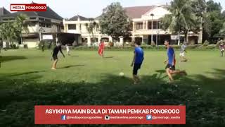 Download lagu Asyiknya Sepak Bola di Taman Pendopo Pemkab Ponorogo mp3 Download lagu Asyiknya Sepak Bola di Taman Pendopo Pemkab Ponorogo mp3