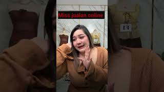 Download lagu Beautiful mother selling sepil in any storefront, okay? mp3