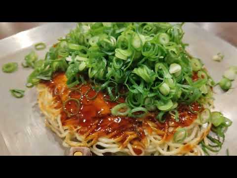 Okonomiyaki Micchan Sohonten 19 de noviembre de 2023 Okonomiyaki con cebollas verdes Bolas de soba Arroz Prefectura de Hiroshima
