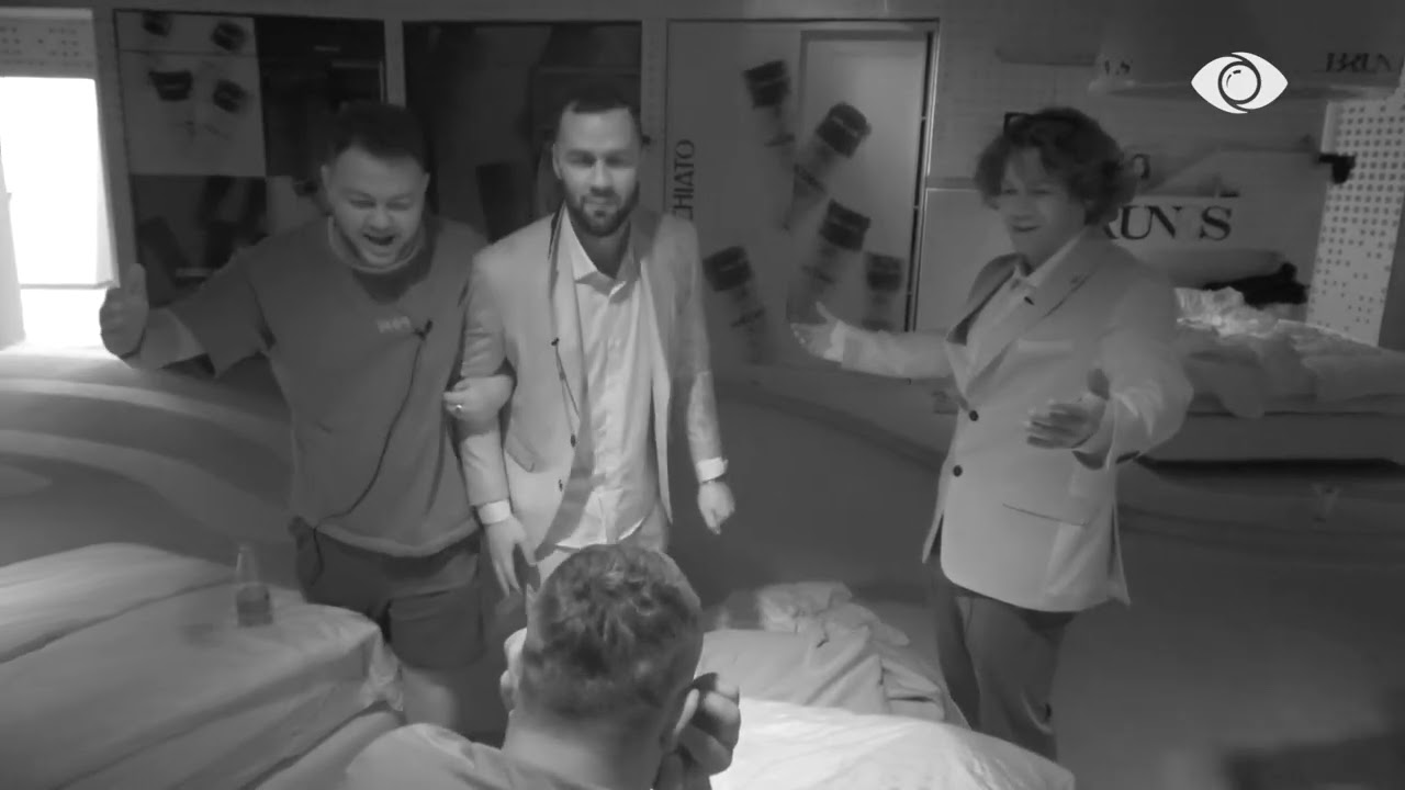 Mal, Stenaldo dhe Arditi i këndojnë Rogerti në krevat: O kokëlesh