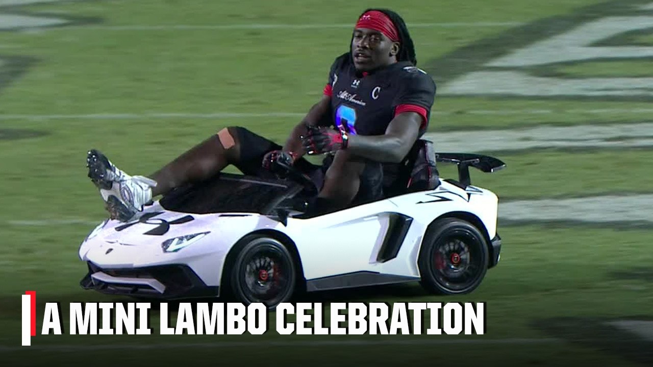 An EPIC CELEBRATION outbreaks after Easton Royal's ONE-HANDED catch in the end zone 🚗 | SC NEXT