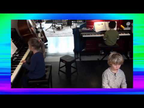 Muziekatelierstolz: Antje, SIl en Dao-li spelen Old Mac Donald speelt trompet