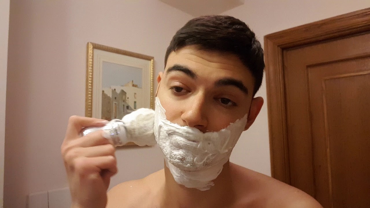 Watch Now Come farsi la barba: preparazione,sapone,rasatura e sciacquo. Come farsi la barba: preparazione,sapone,rasatura e sciacquo.