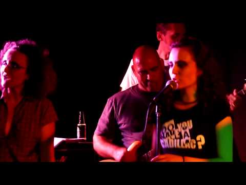 Chacal Band et les Hupettes - 04 - Sheena is a punk rocker