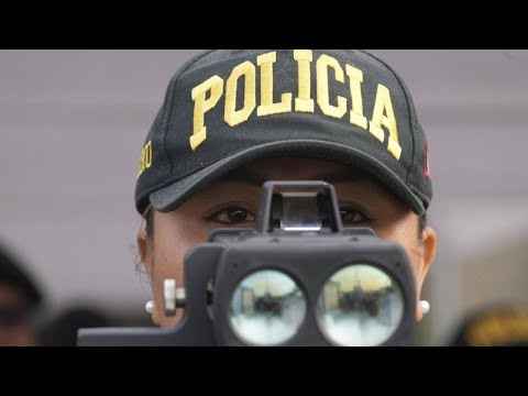 Video Thumbnail: No Comment: Grinch-Polizist verhaftet Drogenhändler in Peru