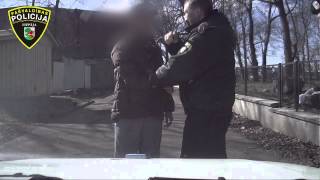 preview picture of video 'Liepājas pilsētas Pašvaldības policijas darbinieki aiztur jauniešus ar nezināmas izcelsmes maisījumu'