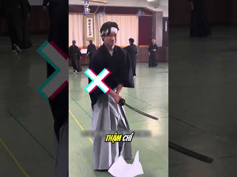 Tại sao các Samurai phải tập chém một tờ báo thay vì chém đá?