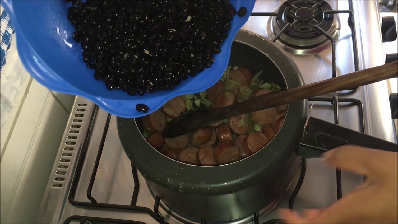 Feijão preto com linguiça calabresa