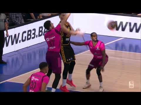 Marko Luković elevates for a two-handed SLAM (Mega Soccerbet - Split, 6.12.2020)