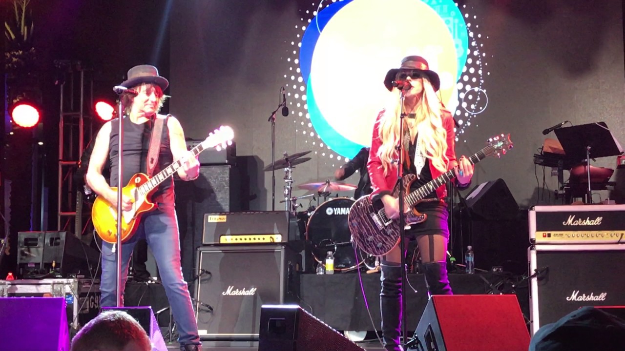 Orianthi & RICHIE SAMBORA LAY YOUR HANDS ON ME BON JOVI - YouTube