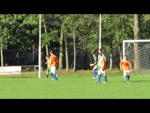 15.32 Aanval Eindse Boys! Keeper Cas is stabiele sluitpost.