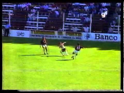 Estudiantes 0 - San Lorenzo 2 (Flavio Zandoná, de tiro libre y Alberto Acosta)