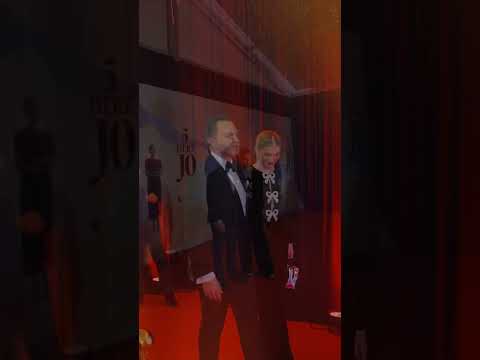 Sara Hoxha dhe Ledion Liço parakalojnë në tapetin e kuq të premierës së filmit “5 herë jo”!