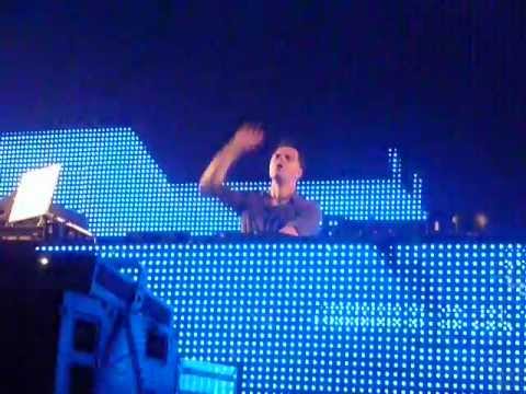 Markus Schulz playing Markus Schulz & Ferry Corsten - Loops & Tings @ Global Gathering 2012
