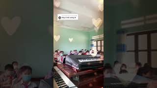 Đế Vương phiên bản tiểu học| Thầy giáo đệm đàn cho học sinh TIỂU HỌC hát ĐẾ VƯƠNG