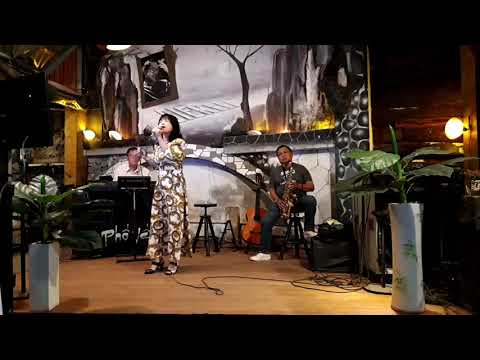 Thể hiện bởi Hoài Mỹ