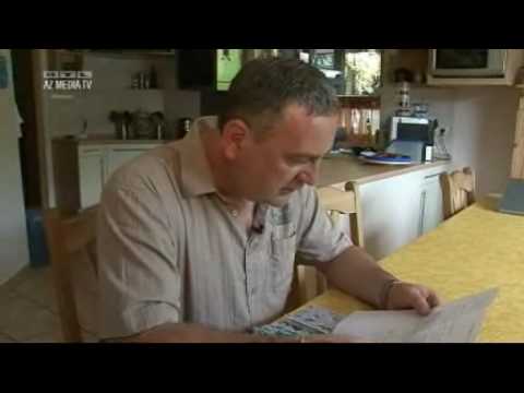 Malermeister liest Bewerbungsschreiben von Immigranten vor