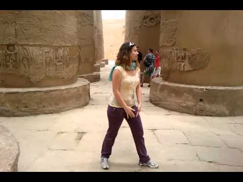 Satyadevis Energie-Asana im Luxor-Tempel in Aegypten