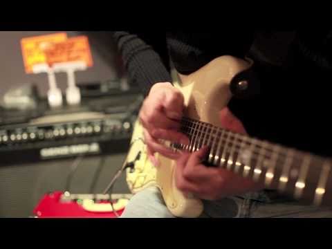 ארז נץ וגיטרה חשמלית בודגוב החדשה שלו