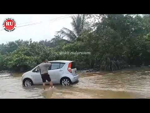 Air laut meluap ke jalan lintas Serangai