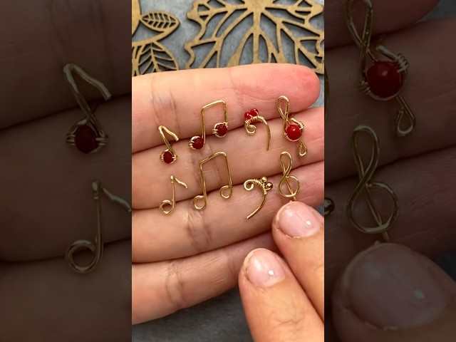 Vídeo relacionado con Pendientes en forma de nota musical Pendientes colgantes en forma de clave de sol Joyería con temática musical Regalos para amantes de la música, Medio, Acero inoxidable