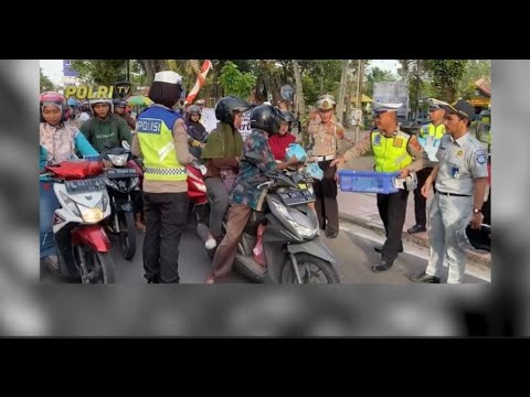 POLRES BELITUNG TIMUR BAGIKAN HELM DAN TAKJIL GRATIS