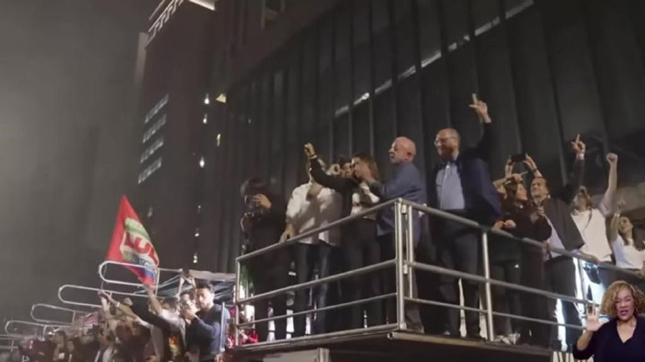 Lula festeggia la vittoria alle elezioni in Brasile e bacia la moglie Janja Silva