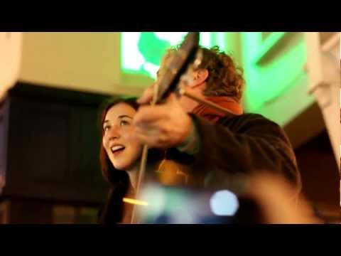 Glen Hansard & Lisa Hannigan - Falling Slowly Grafton Street 2012