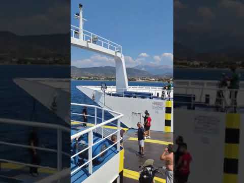 CRIANÇA A DERIVA EM ALTO MAR COM BRINQUEDO INFLÁVEL