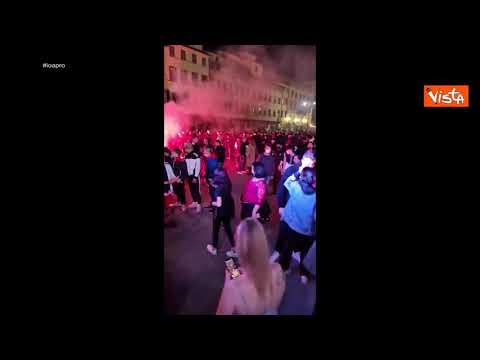 Discoteca all'aperto e fuochi d'artificio: #IoApro infrange il coprifuoco nel cuore di Firenze