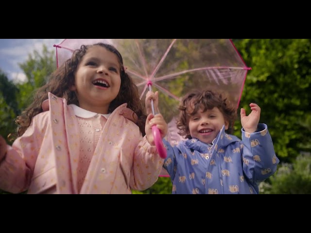 Vídeo relacionado con Amazon Essentials x Sofia Grainge Jersey con Cuello Redondo Trenzado Niño, Azul Claro, 3 años