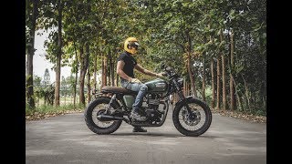 Download the video "Triumph Bonneville T100 Classic"