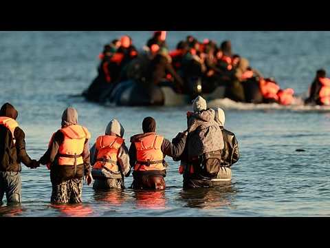 Video Thumbnail: Frankreich: Migranten steigen in überfülltes Boot für Ärmelkanal-Passage