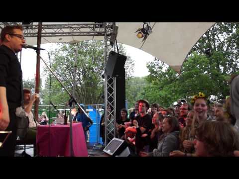 Tiere Streicheln Menschen - Tanz den Spatz live auf dem Immergut Festival 2013