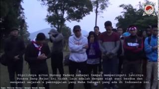 preview picture of video 'Paguyuban Ini Bangsaku Memperingati Lahirnya Putra Sang Fajar di Gunung Padang   6 Juni 2014'